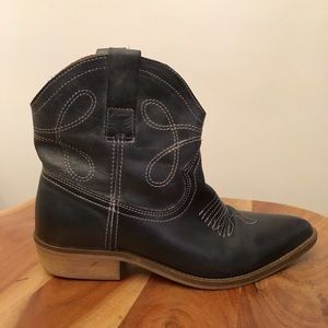 Ladies Steve Madden Western Boots.